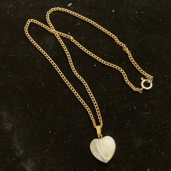 NWOT Mother-Of-Pearl Heart Pendant Necklace; Goldtone Chain; for small/<15” neck - Picture 2 of 4